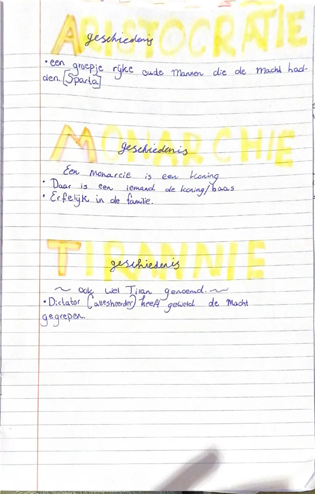 ARISTOCRATIE

• een groepje ryke oude mannen die de macht had-
den. [Sparta

M geschiedenis CHIE

Een Monarcie is een koning
Daar is een iem