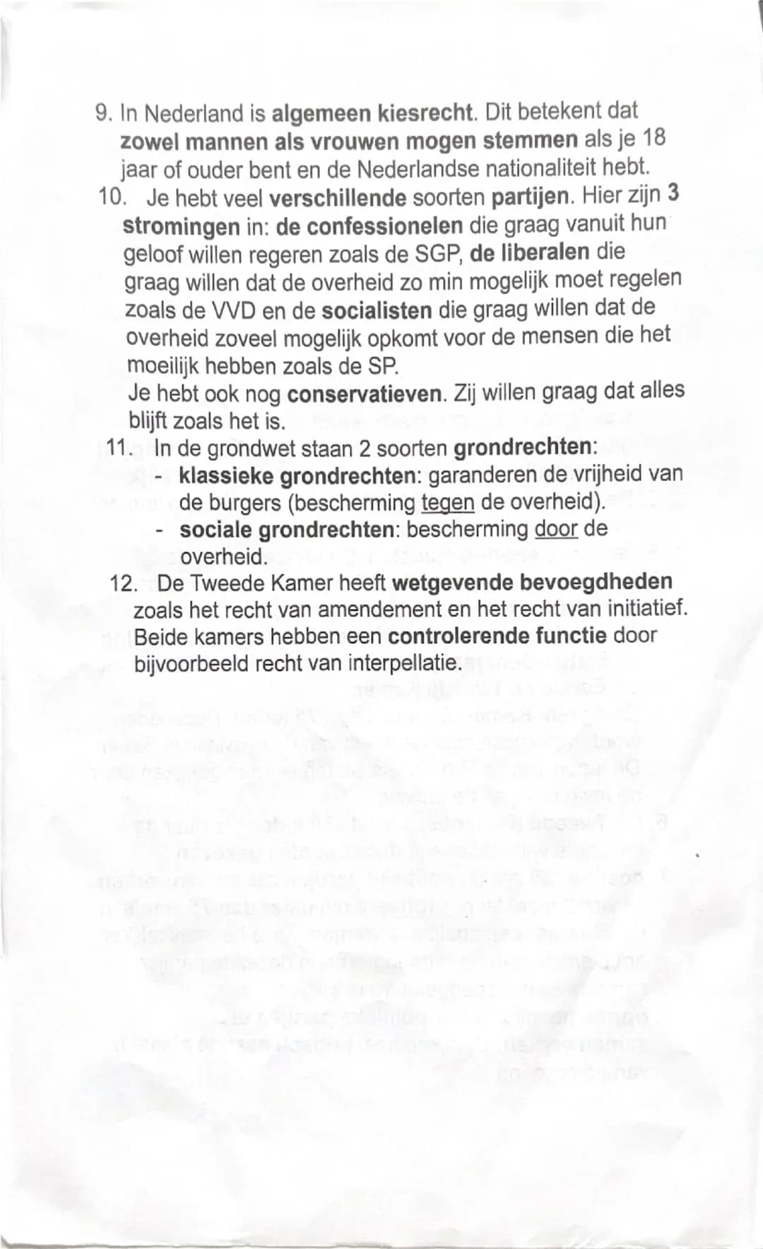 Aantekening Staatsinrichting
Nederland is een parlementaire constitutionele monarchie.
Dit betekent dat Nederland een parlement heeft, een g