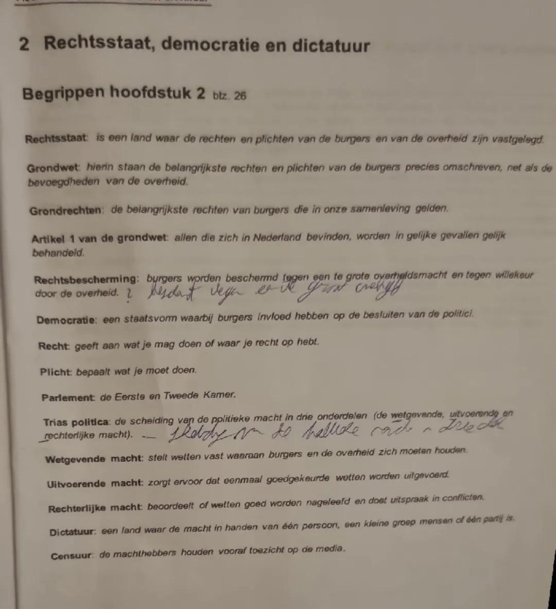De maatschappij en de politiek

Samenvatting hoofdstuk 1 blz. 15

Overal waar mensen samenleven, bestaan regels en afspraken. Welke regels e