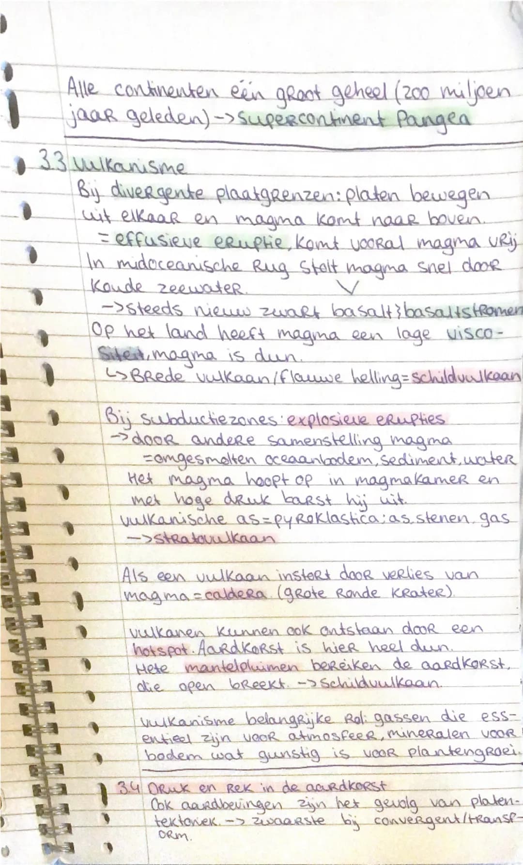 ## Aardrijkskunde periode 1- Hoordstuk 3

### 3.1 De opbouw van de aarde

De aarde veranderd constant. Wetenschappers doen
onderzoek naar de