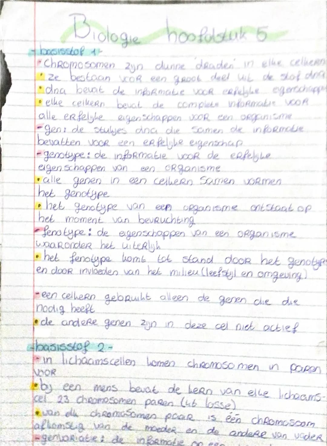 Biologie hoofdstuk 5
-basisstof 1-
#Chromosomen zijn dunne draden in elke celkern
Ze bestaan voor een groot deel uit de stof DNA
DNA bevat d