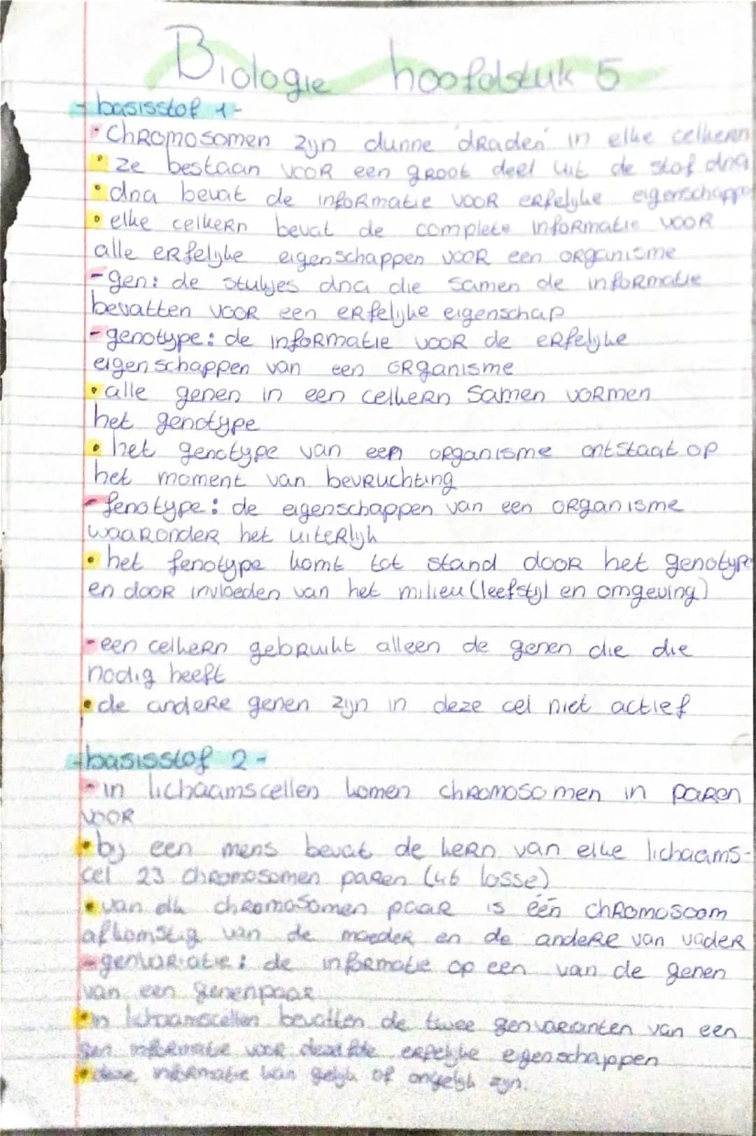 Biologie hoofdstuk 5
-basisstof 1-
#Chromosomen zijn dunne draden in elke celkern
Ze bestaan voor een groot deel uit de stof DNA
DNA bevat d