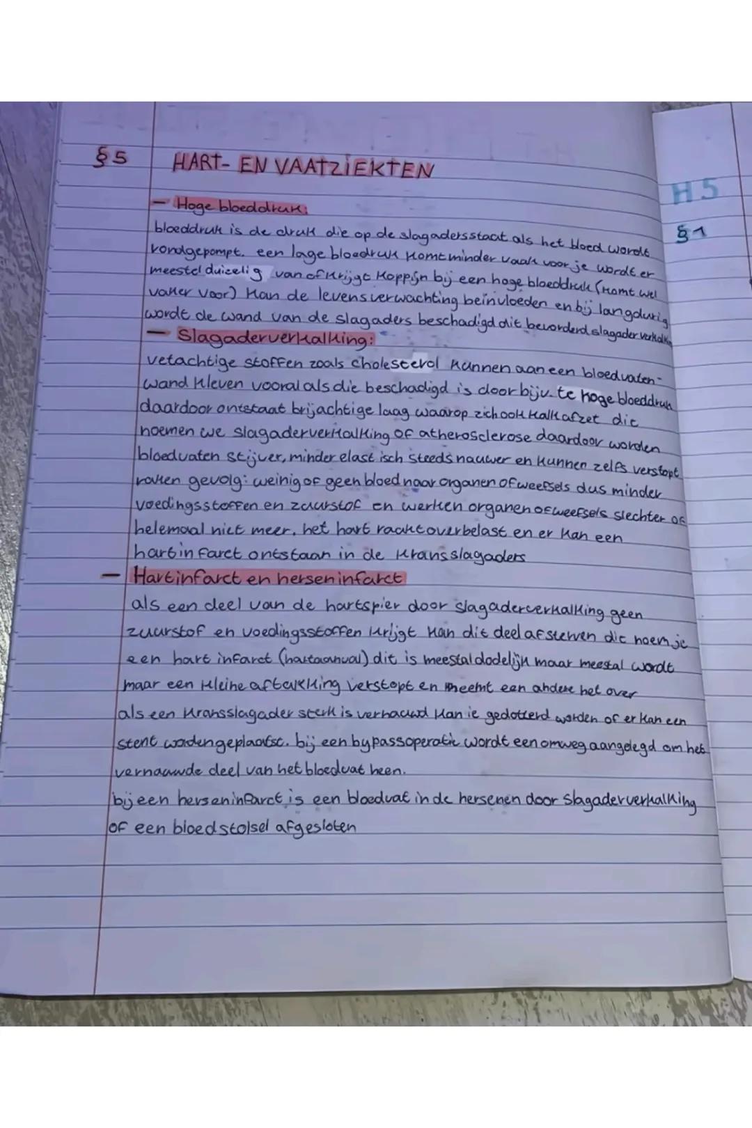 ~H3
BIOLOGIE
§1
een volwassen mens heeft 5 à 6 liter bloed.
bloed bestaat voor 55% uit bloed plasma.
<
Fibrinogeen:
Functie bij
de bloedsto