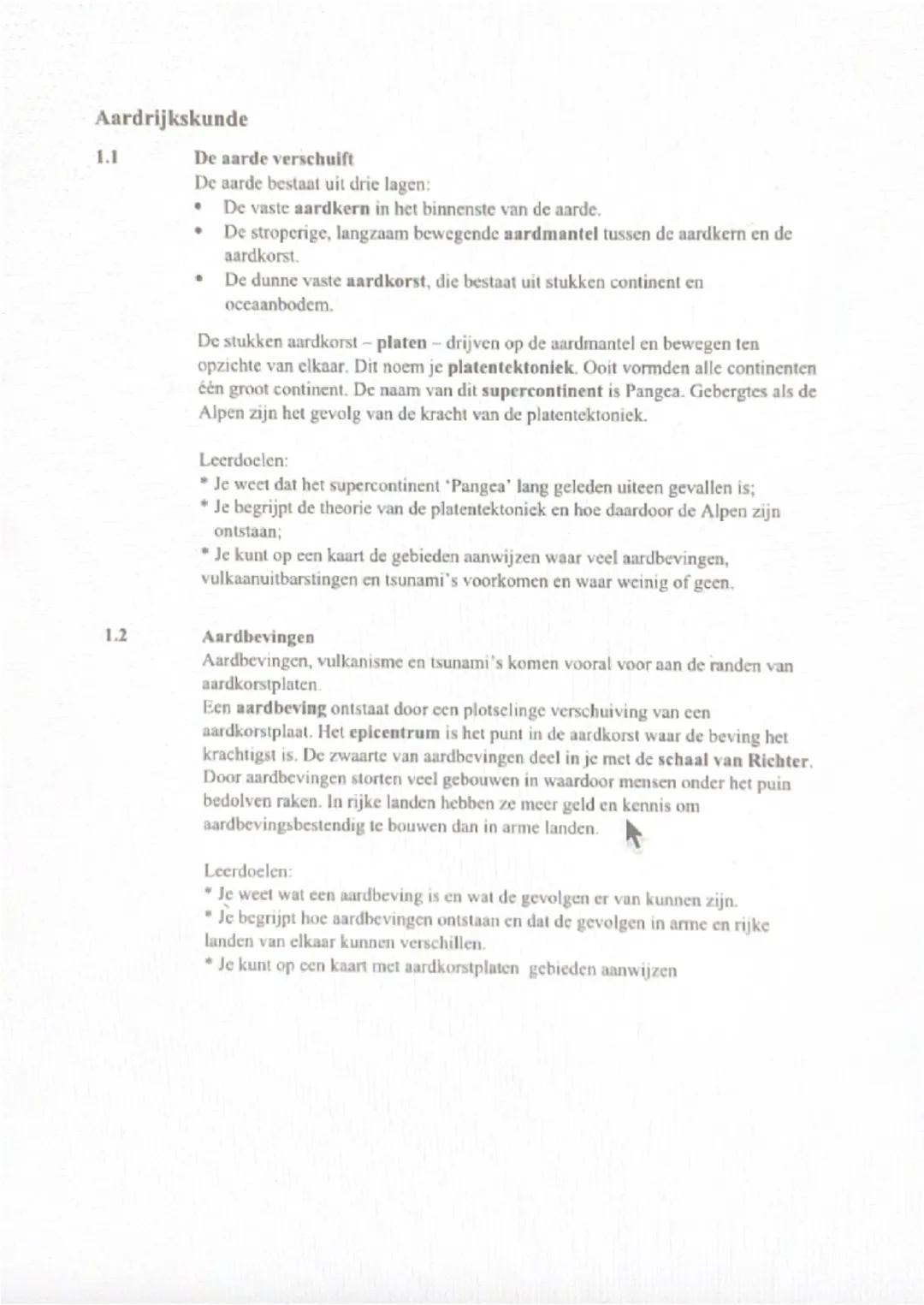 Aardrijkskunde
1.1
De aarde verschuift
De aarde bestaat uit drie lagen:
* De vaste aardkern in het binnenste van de aarde.
* De stroperige,