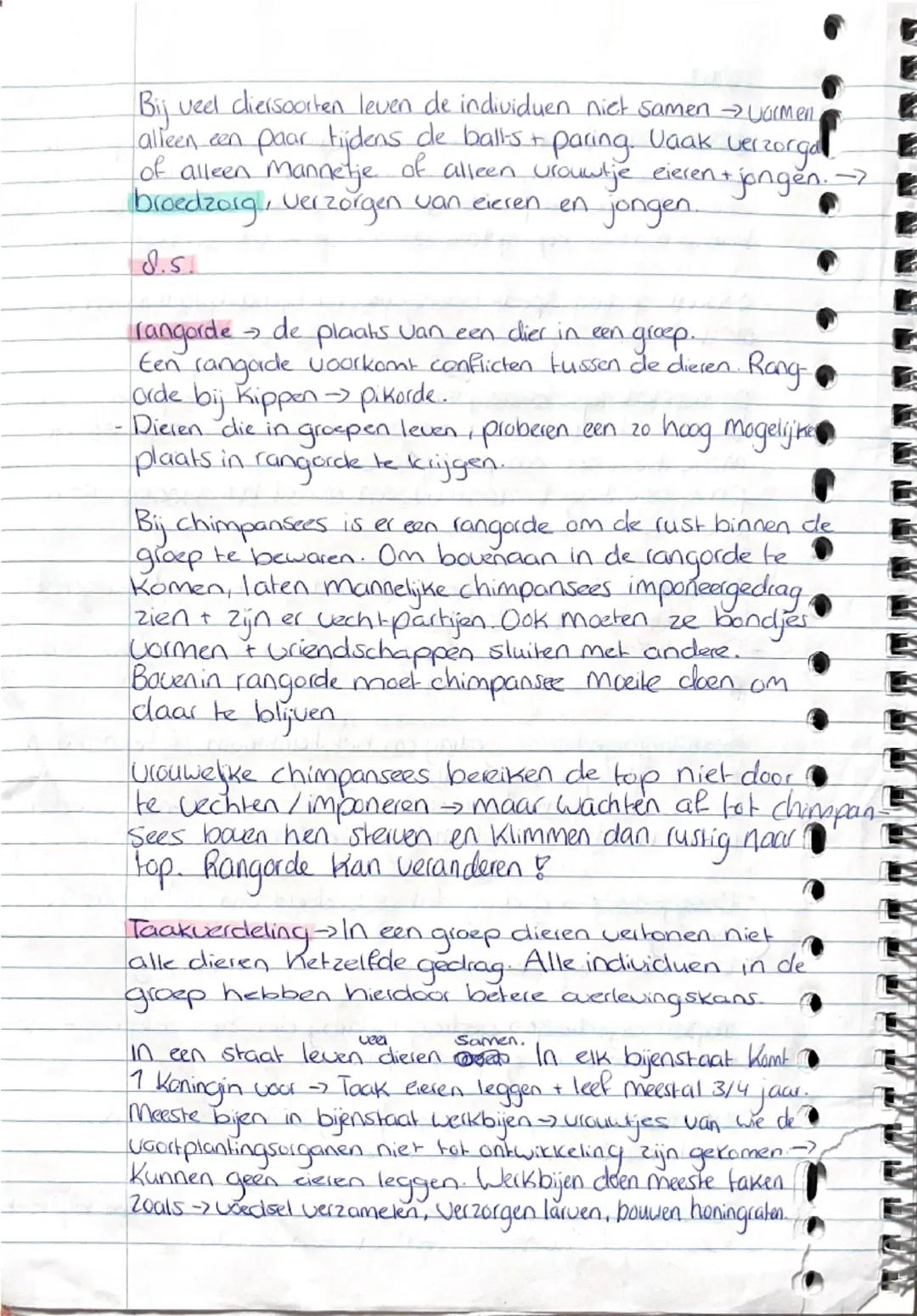 # Biologie T8B1.
Alles wat mens/dier doet -> gedrag
Gedrag bestaat meestal uit groot aantal handelingen
Gedragsketen -> Als gedrag bestaat u