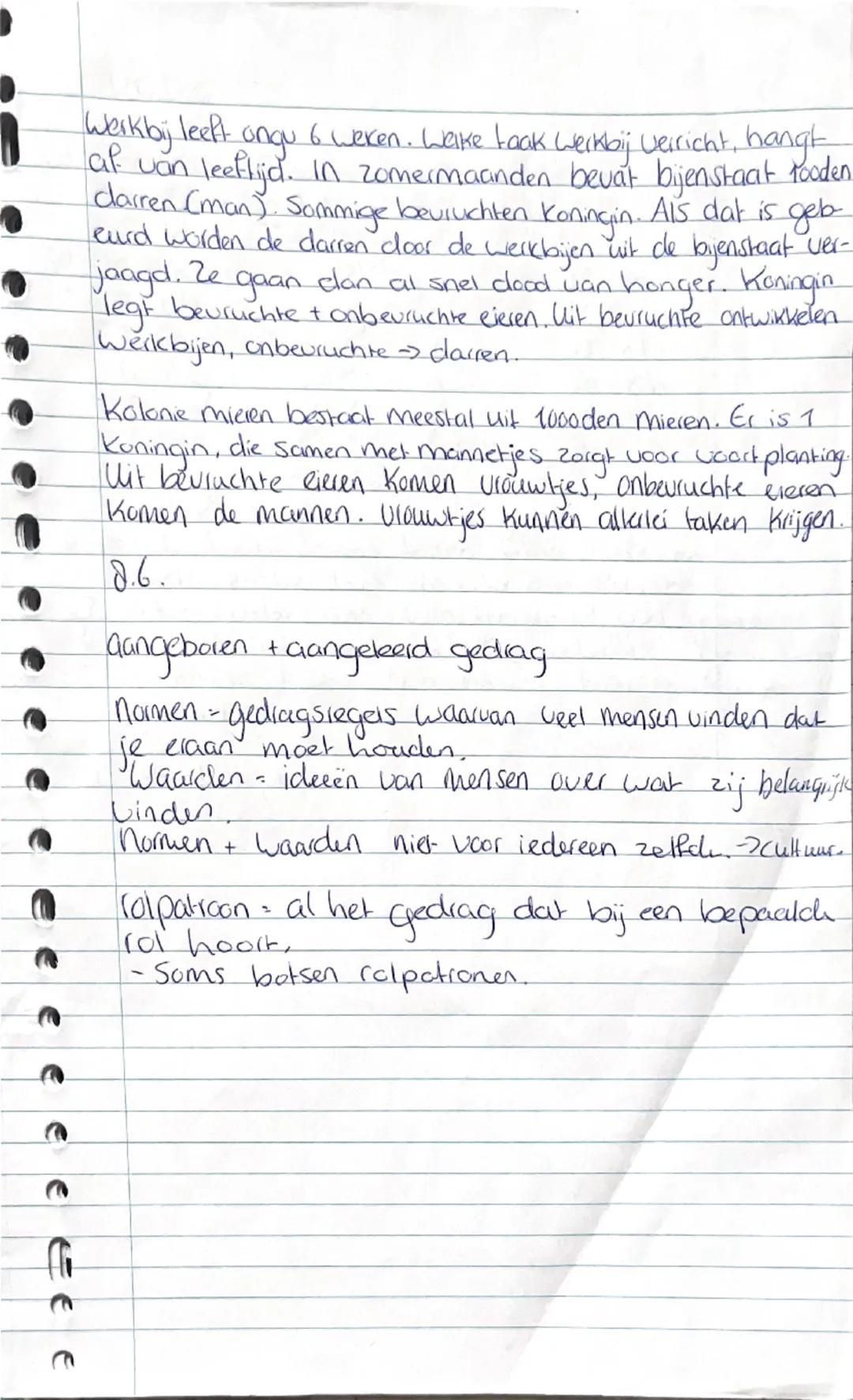 # Biologie T8B1.
Alles wat mens/dier doet -> gedrag
Gedrag bestaat meestal uit groot aantal handelingen
Gedragsketen -> Als gedrag bestaat u